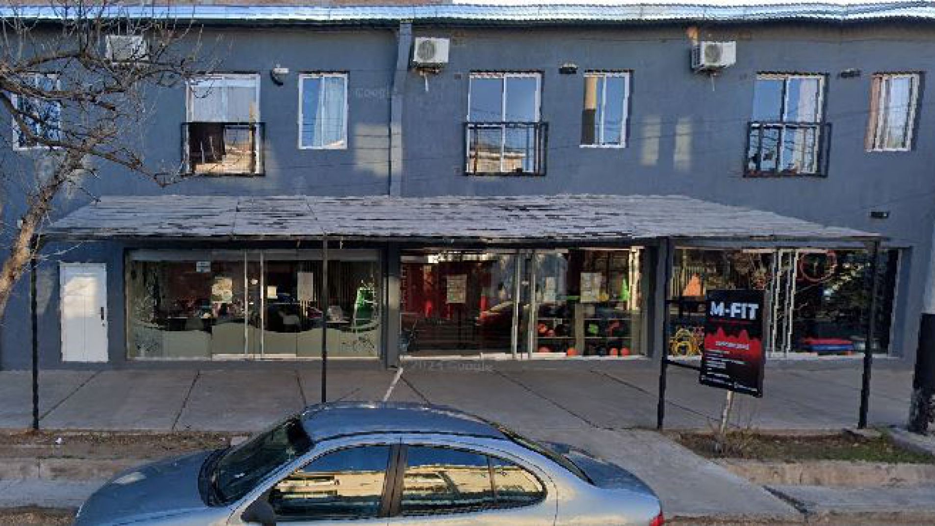 En el gimnasio sustrajeron diversos aparatos eléctricos y otros elementos (imagen Google Street View).